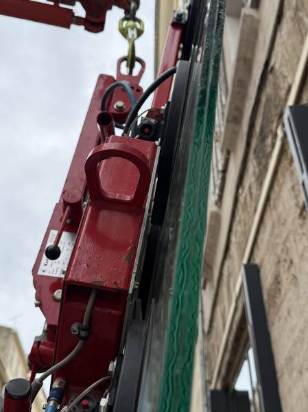 Remplacement vitre cassée magasin Berenice Marseille