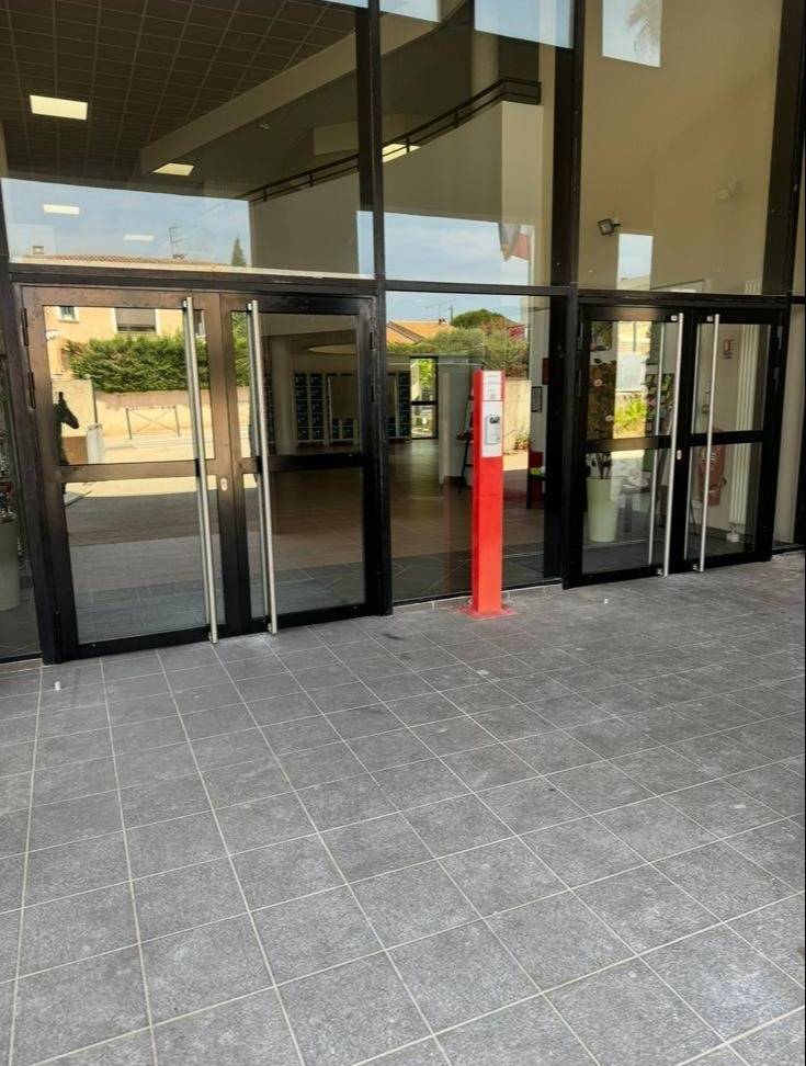 Remplacement de menuiseries double porte en aluminium dans un collège à Six-four-les-plages