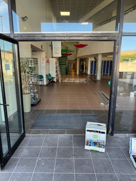 Remplacement de menuiseries double porte en aluminium dans un collège à Six-four-les-plages