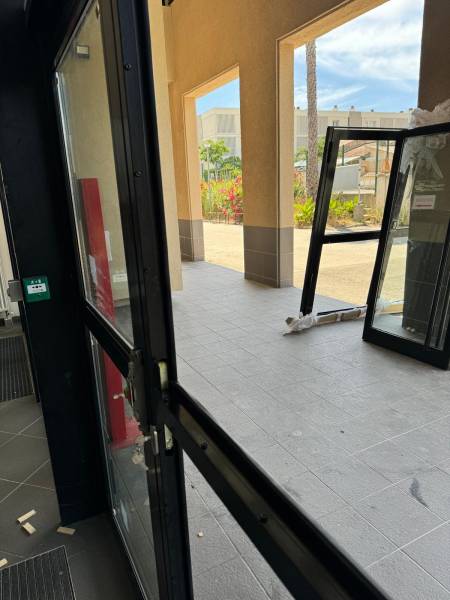 Remplacement de menuiseries double porte en aluminium dans un collège à Six-four-les-plages