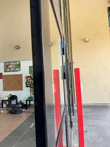 Remplacement de menuiseries double porte en aluminium dans un collège à Six-four-les-plages