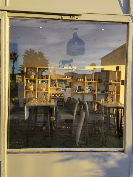 Installation d’une vitrine aluminium sur mesure pour un restaurant à Toulon