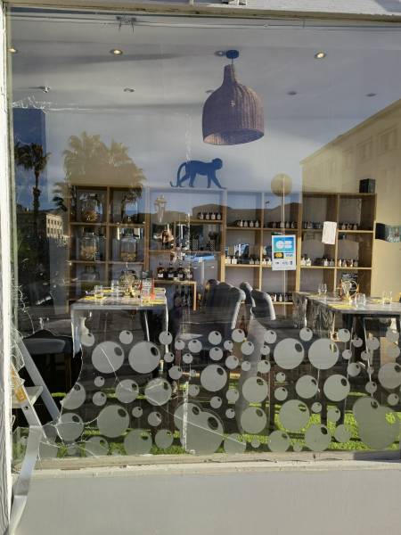 Installation d’une vitrine aluminium sur mesure pour un restaurant à Toulon